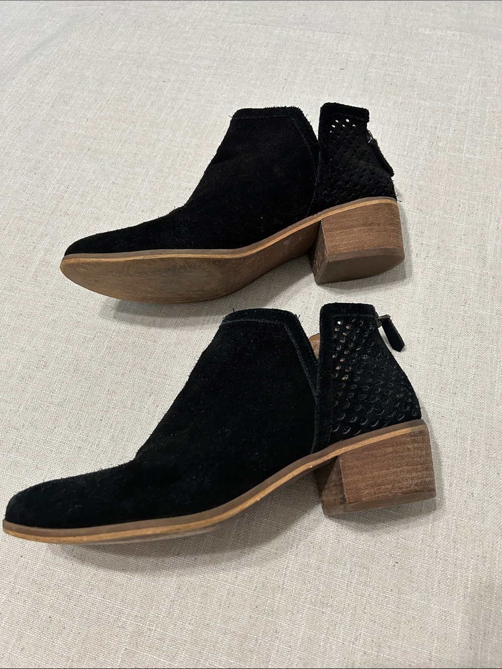 Susina Boots Women’s 9 Blakely Black Suede Perforated Block Heel Ankle Booties - Picture 2 of 12